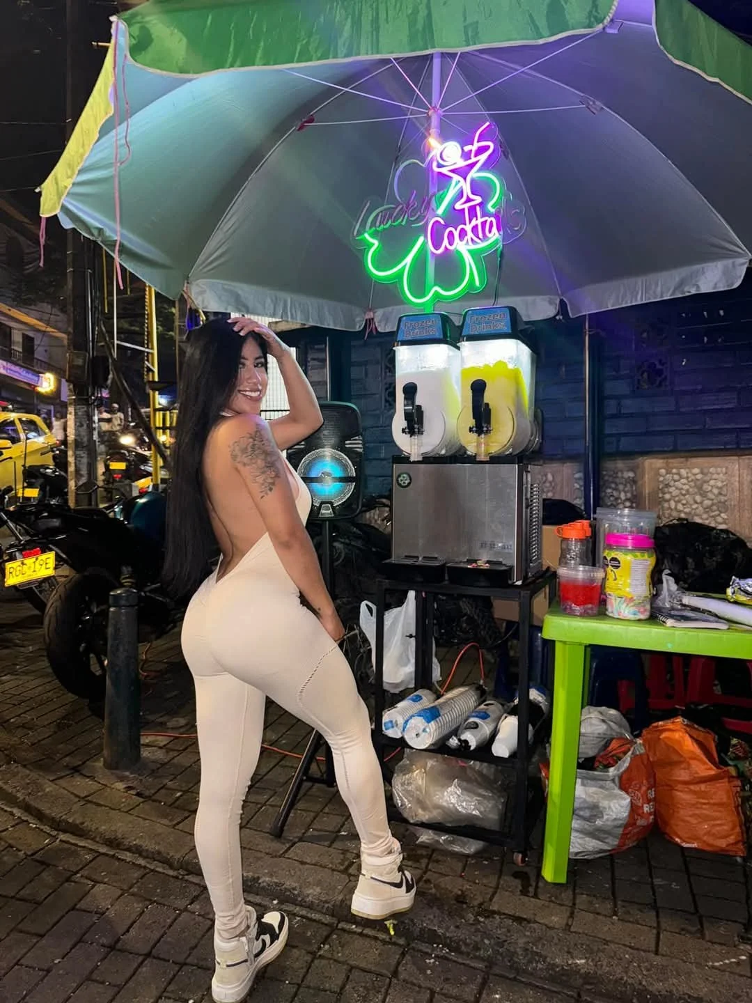 Enjoy her curves and tattos image 8