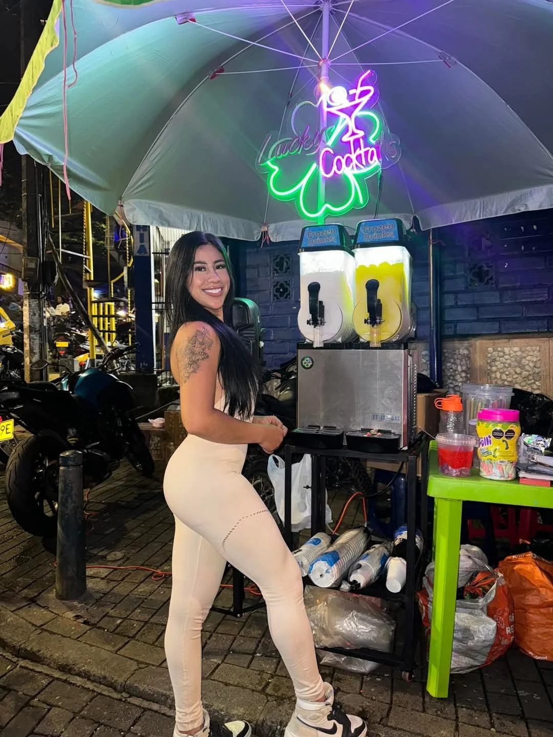 Enjoy her curves and tattos image 9