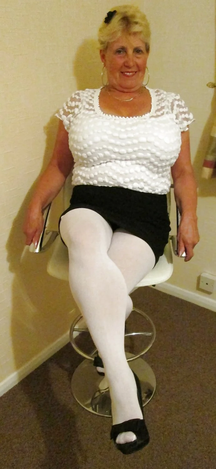 Annie - Huge Breasted UK Granny - Part 1. (pic3) image 23