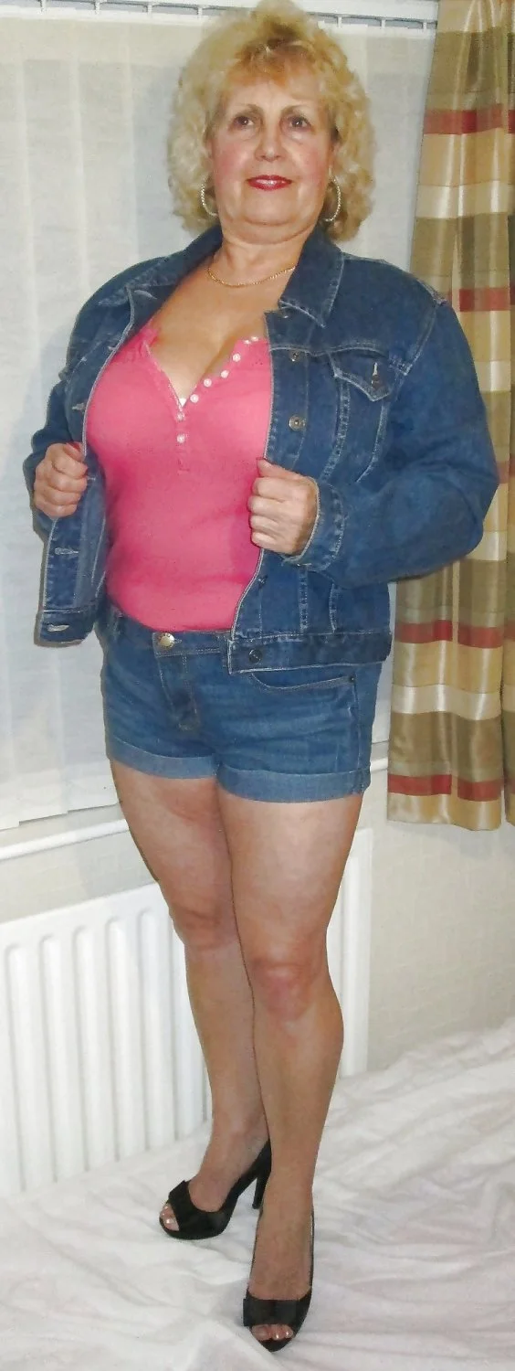 Annie - Huge Breasted UK Granny - Part 1. (pic3) image 3