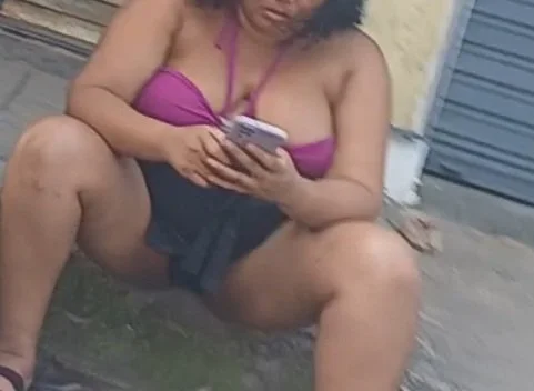 A vagabunda que fica no meu portão Roubando minha net!!! 🤬🤬😡 image 2