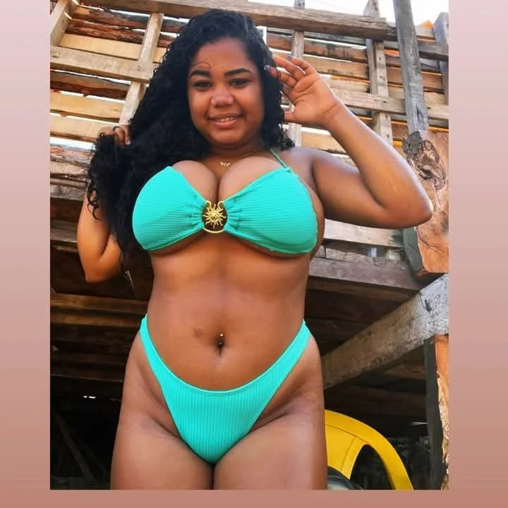 Morena gostosa peituda exibida image 5