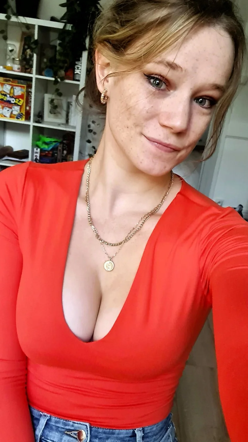 Absolute Babe 🌹 main image