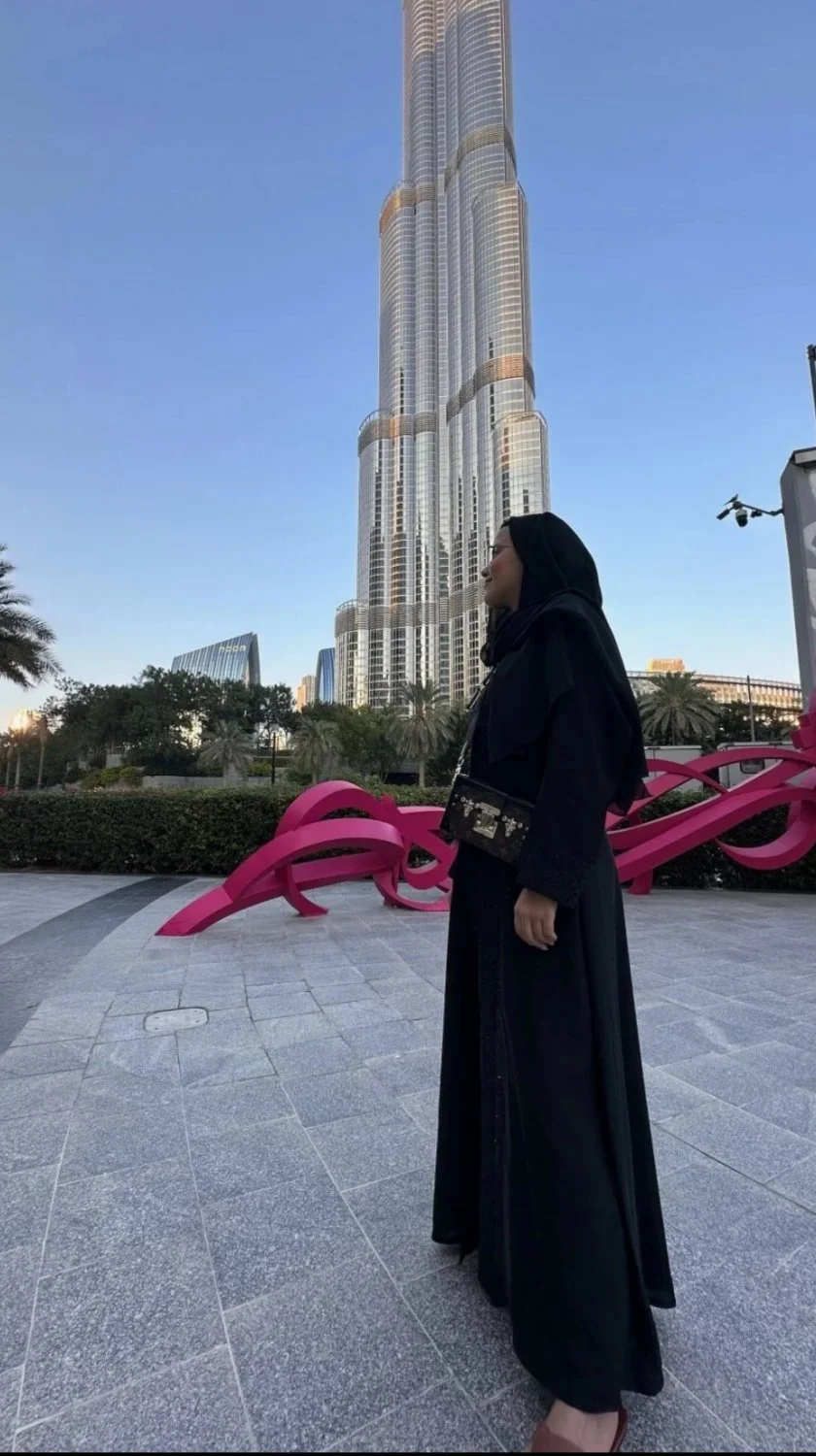 A slut shows off her pussy in Dubai image 1