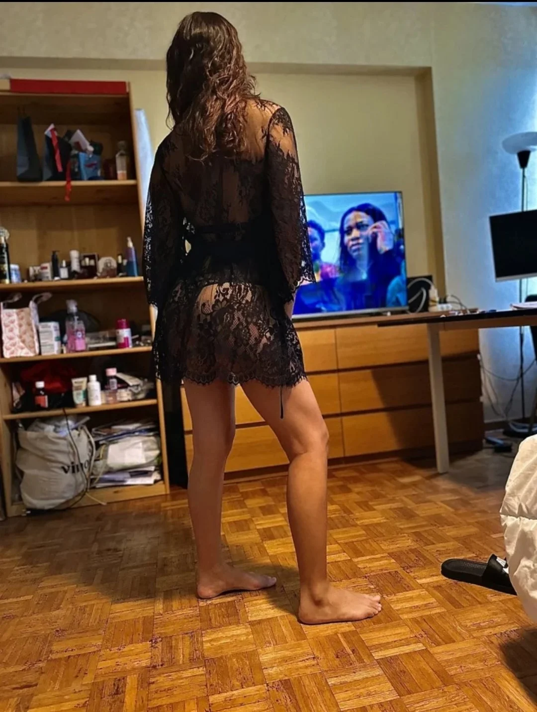 A slut shows off her pussy in Dubai image 2