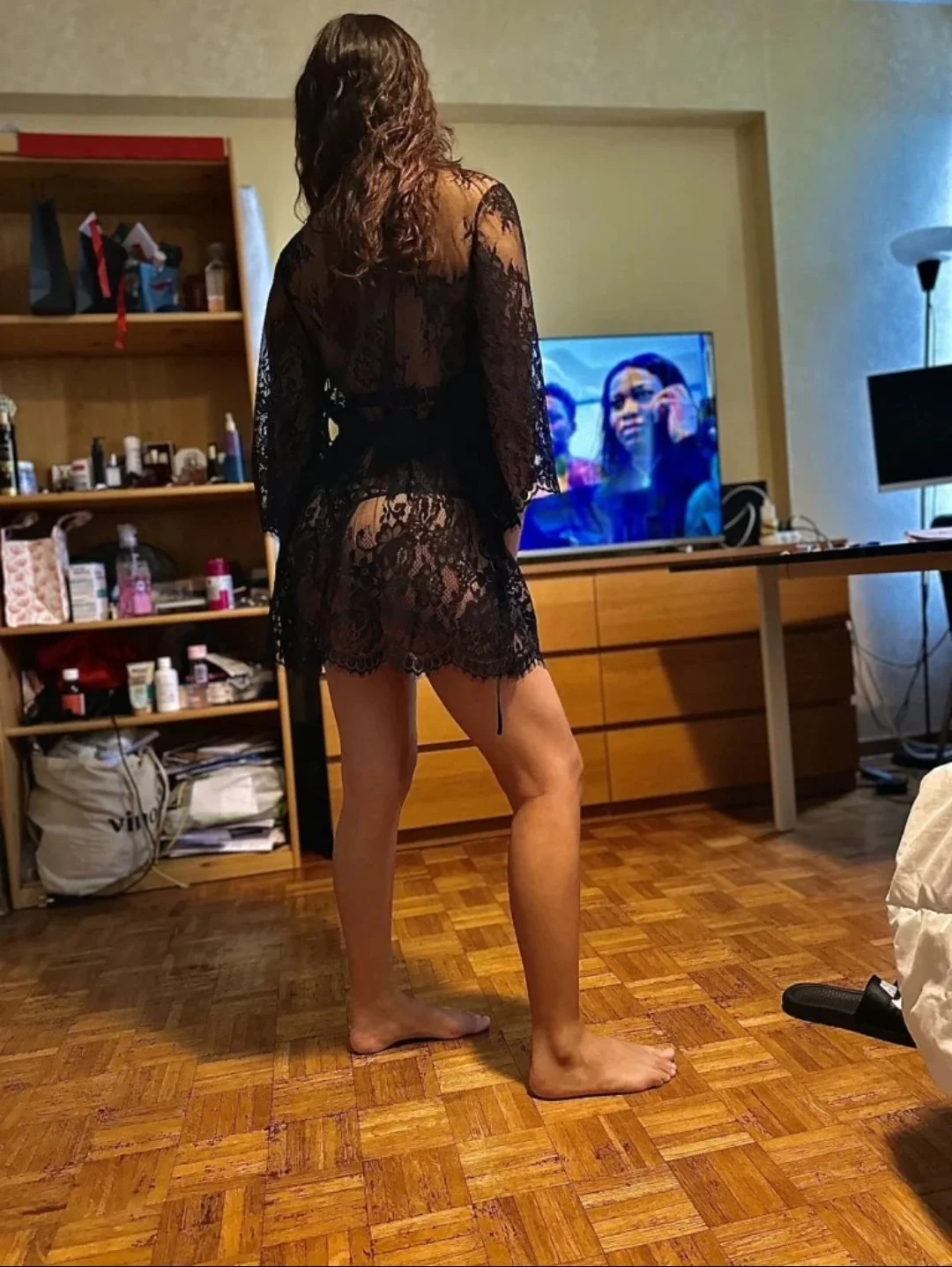 A slut shows off her pussy in Dubai image 3