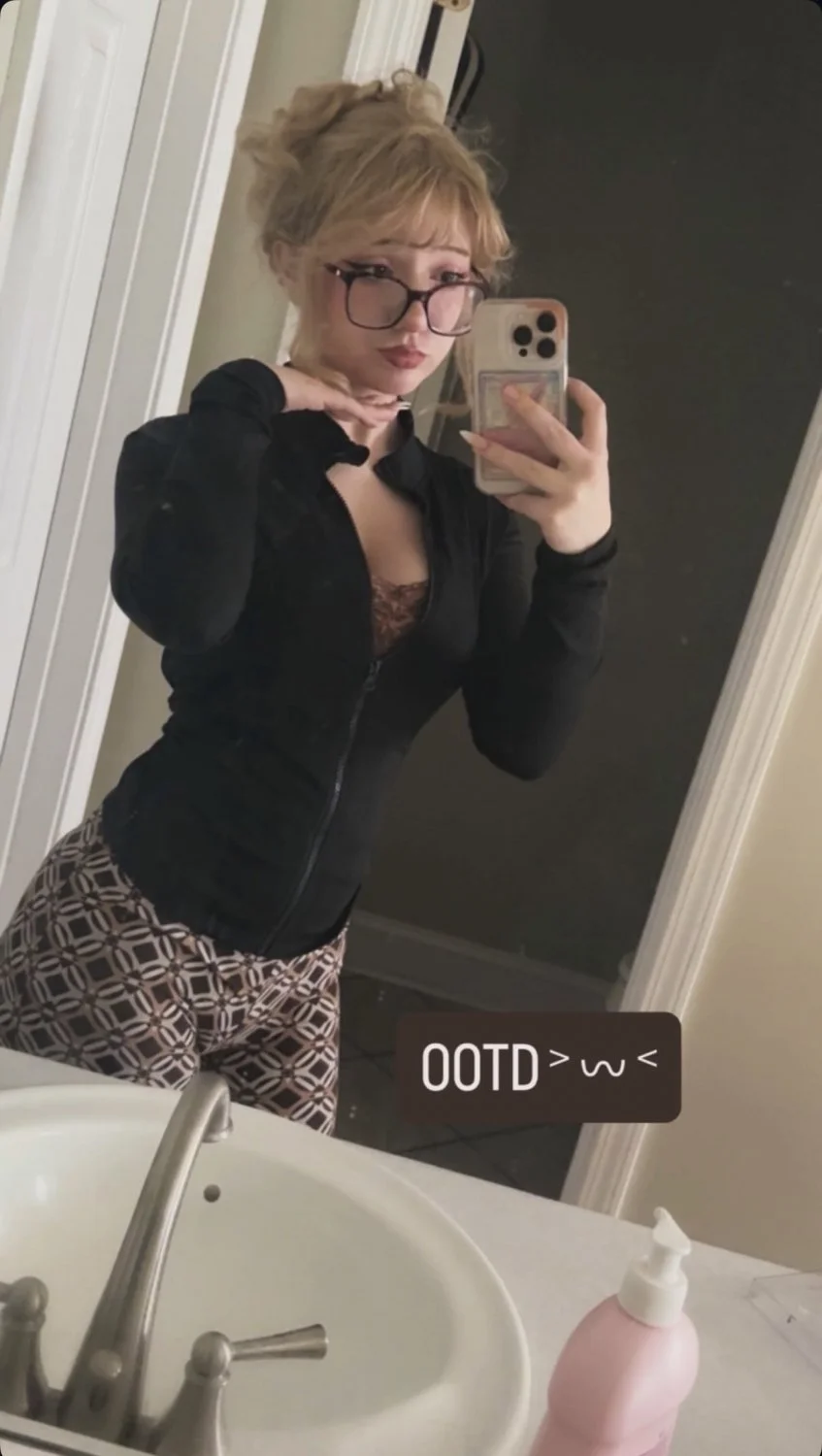 Insanely hot 18 yo whore Ava image 7