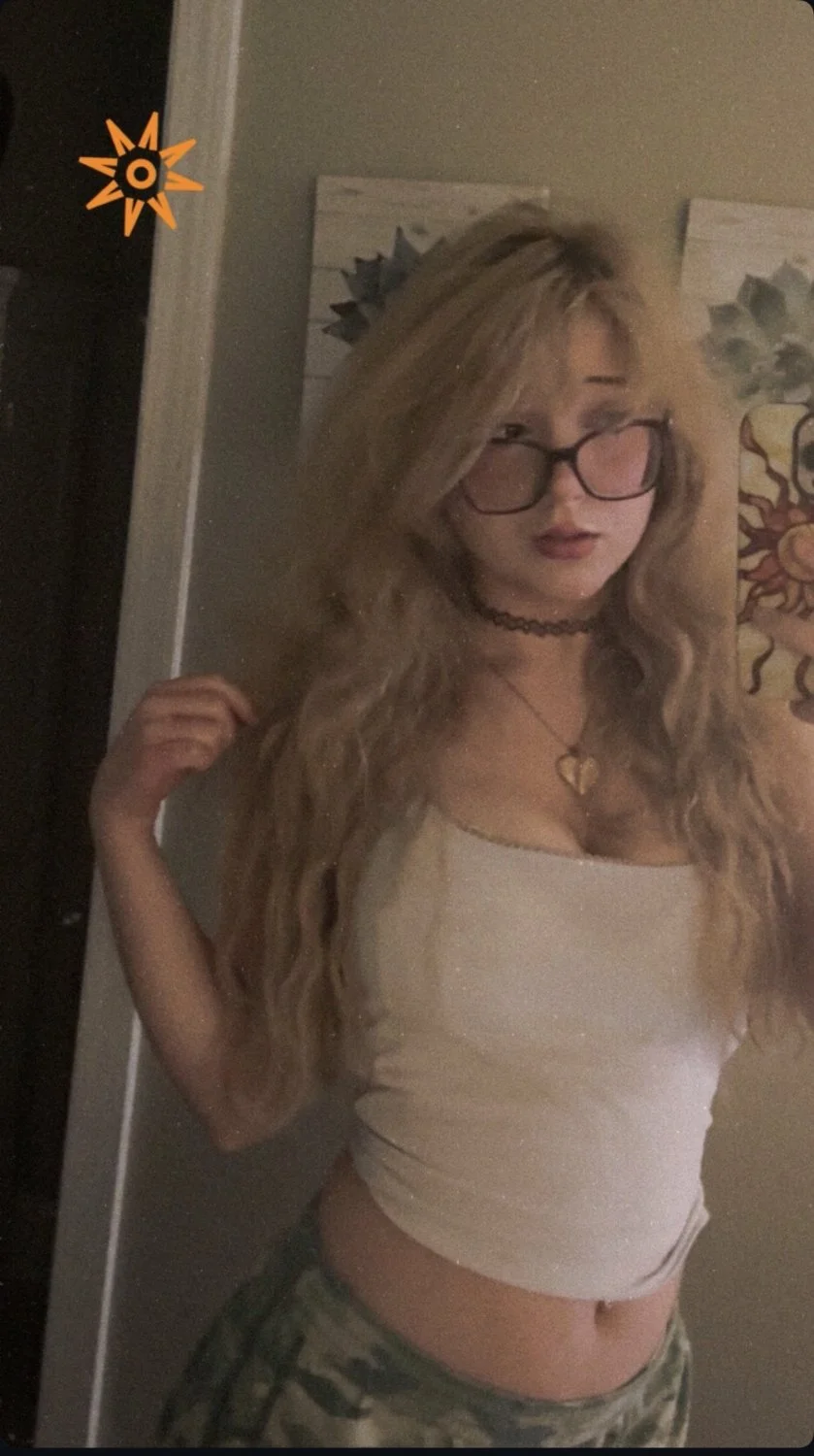 Insanely hot 18 yo whore Ava image 9
