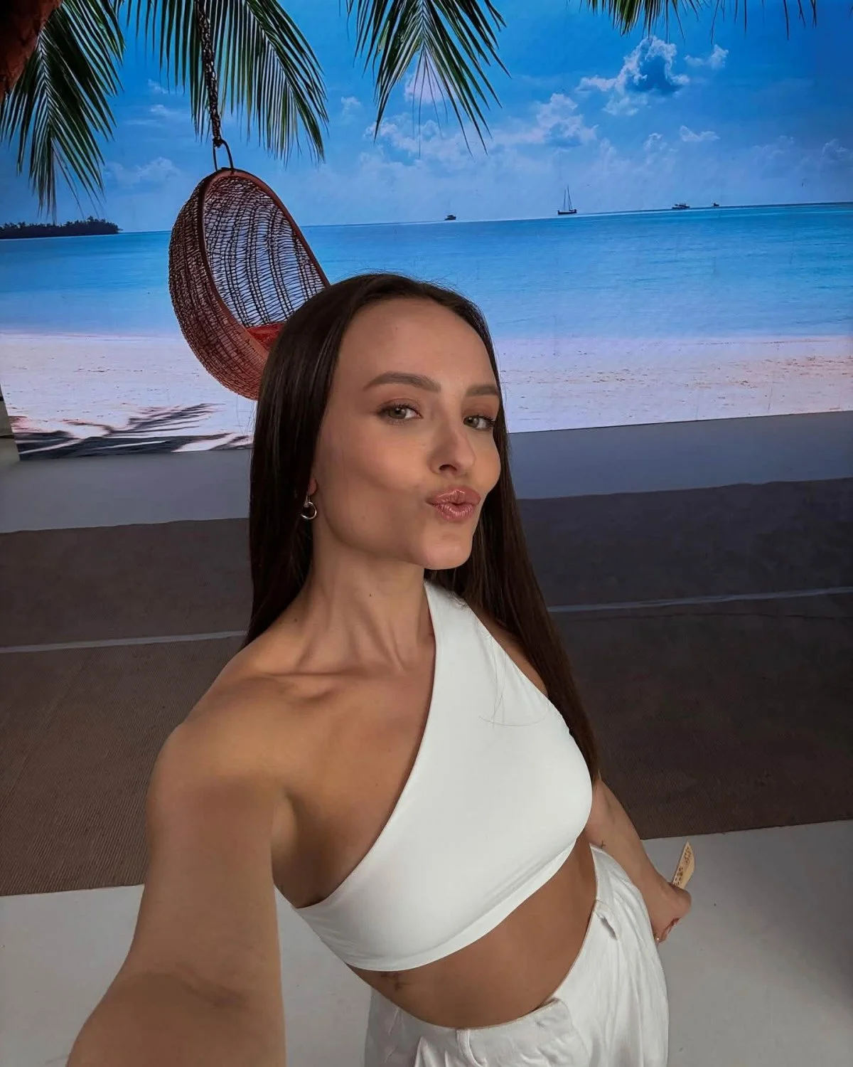 Perfeitas fotos na Larissa...Larissa Manoela famosa muito linda e deliciosa image 11