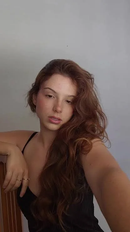 Ruiva novinha gostosa mostrando a buceta vazou com a irmã loira rabuda! image 1