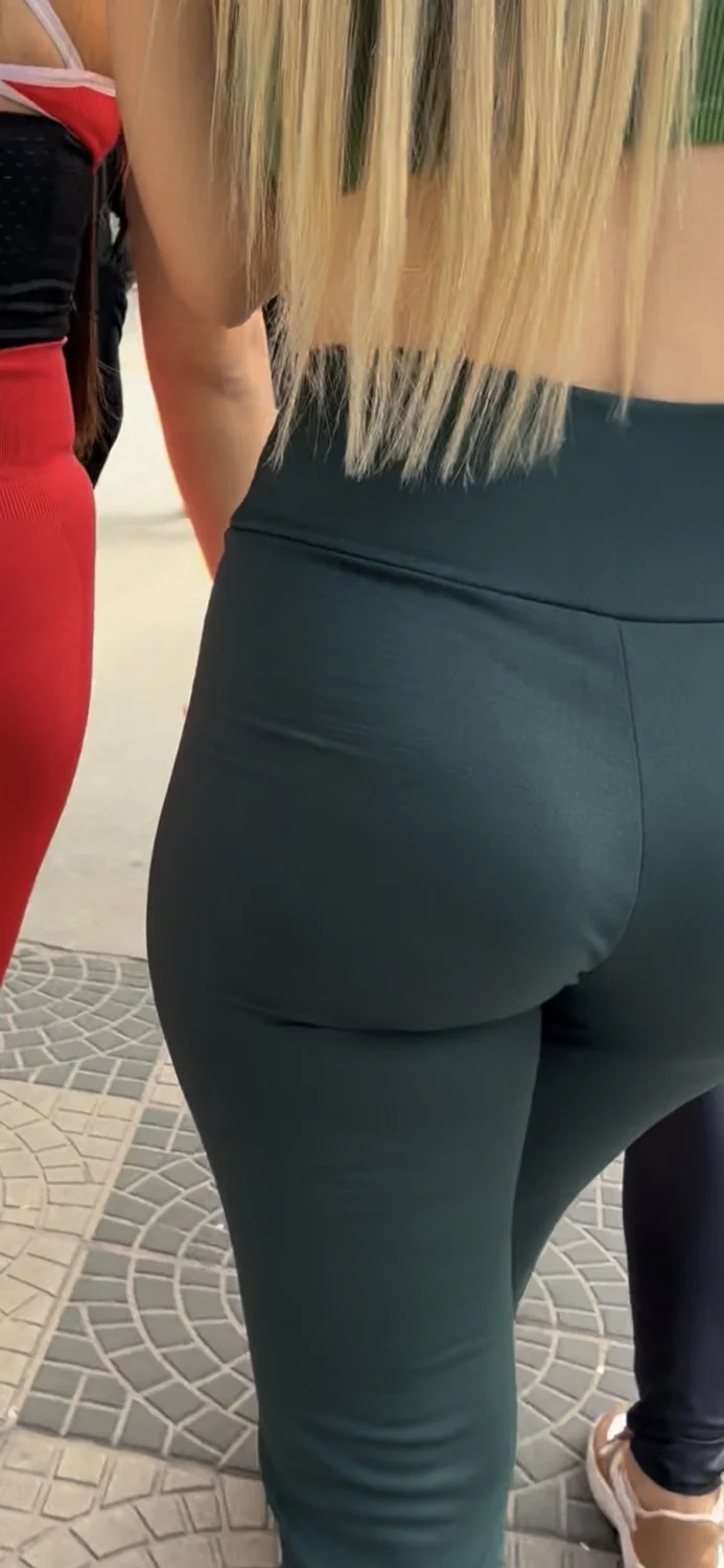 Flagra gostosa passeando na rua de legging image 9