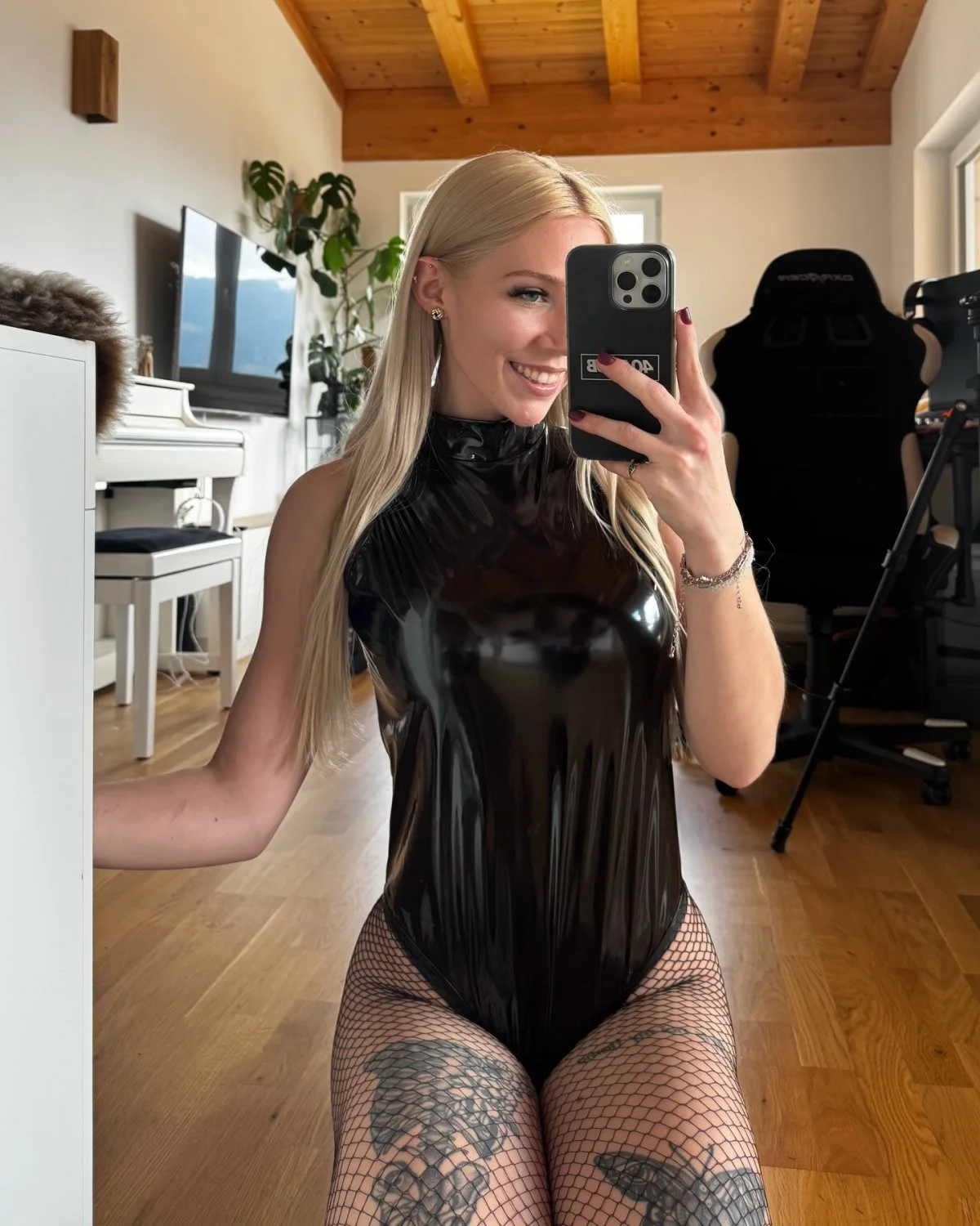 Super sexy babe in PVC image 12