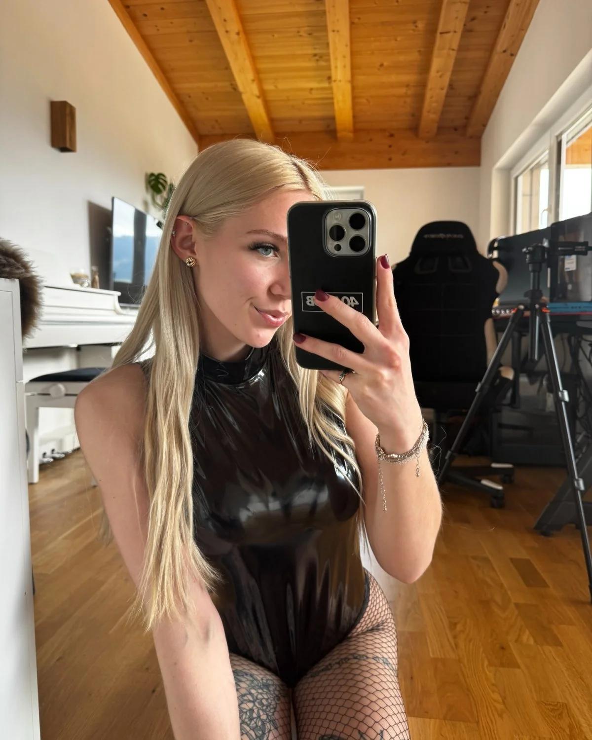 Super sexy babe in PVC image 18