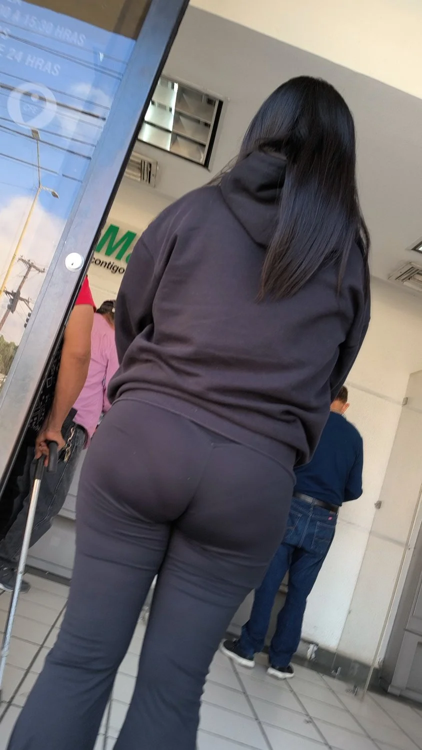Latina marcando calzon image 10