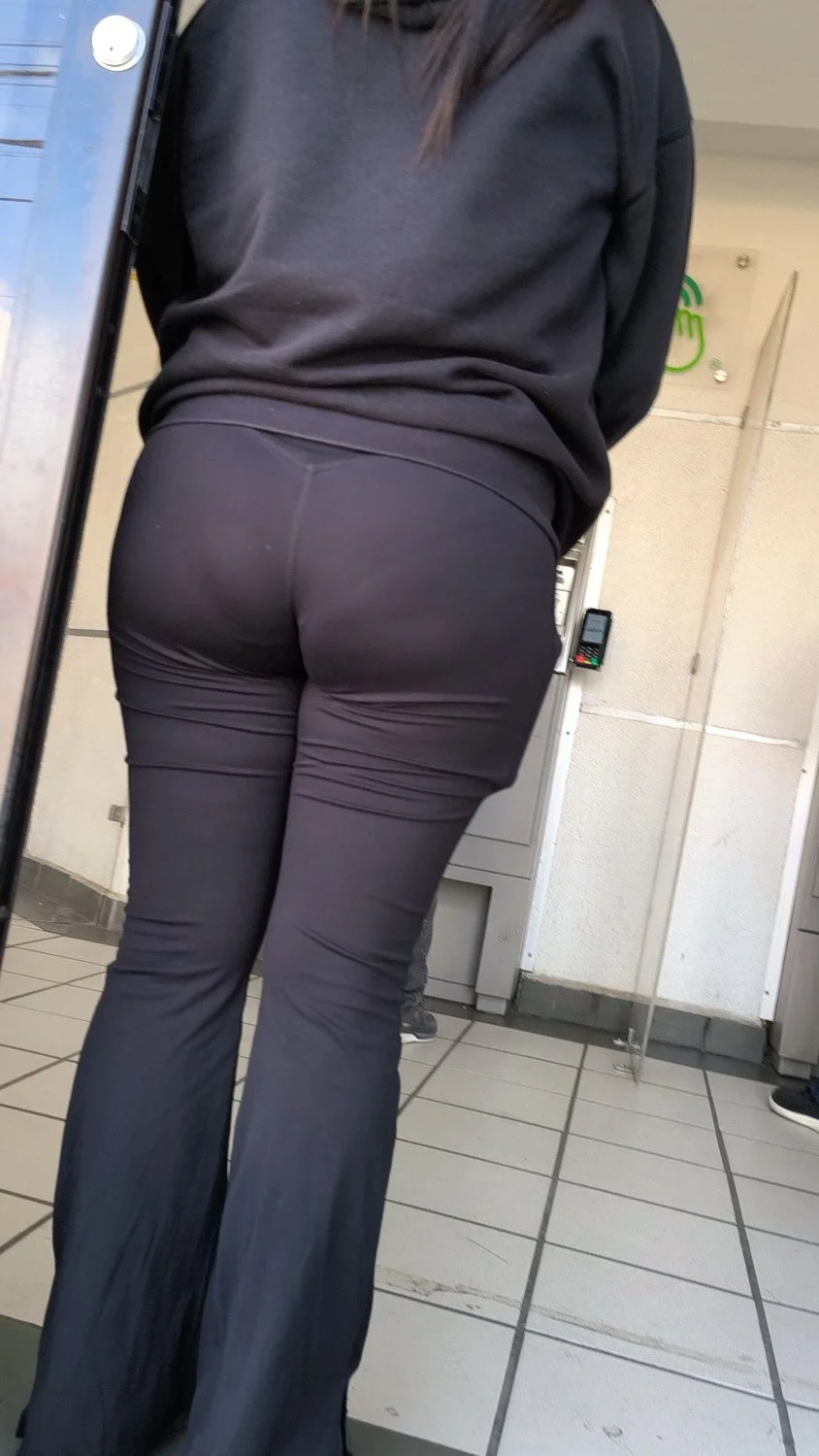 Latina marcando calzon image 3