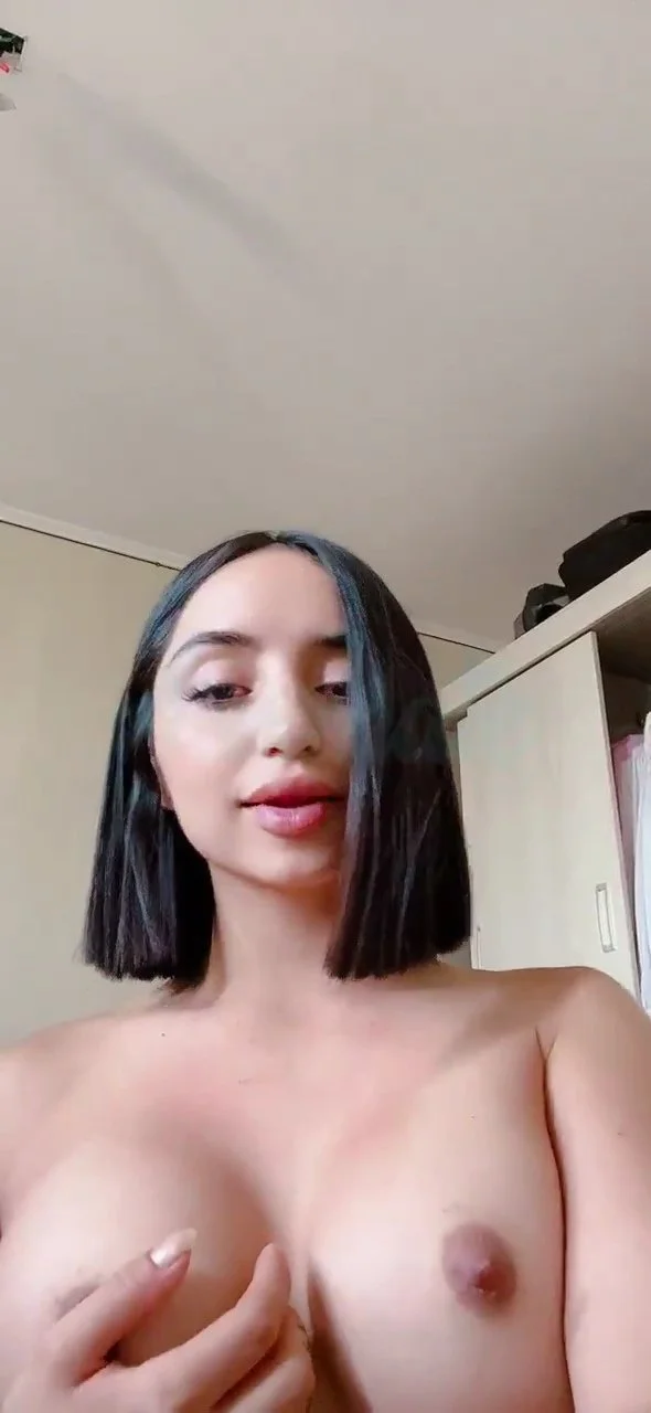 Novinha morena branquinha se exibindo peladinha no quarto em vídeo image 1