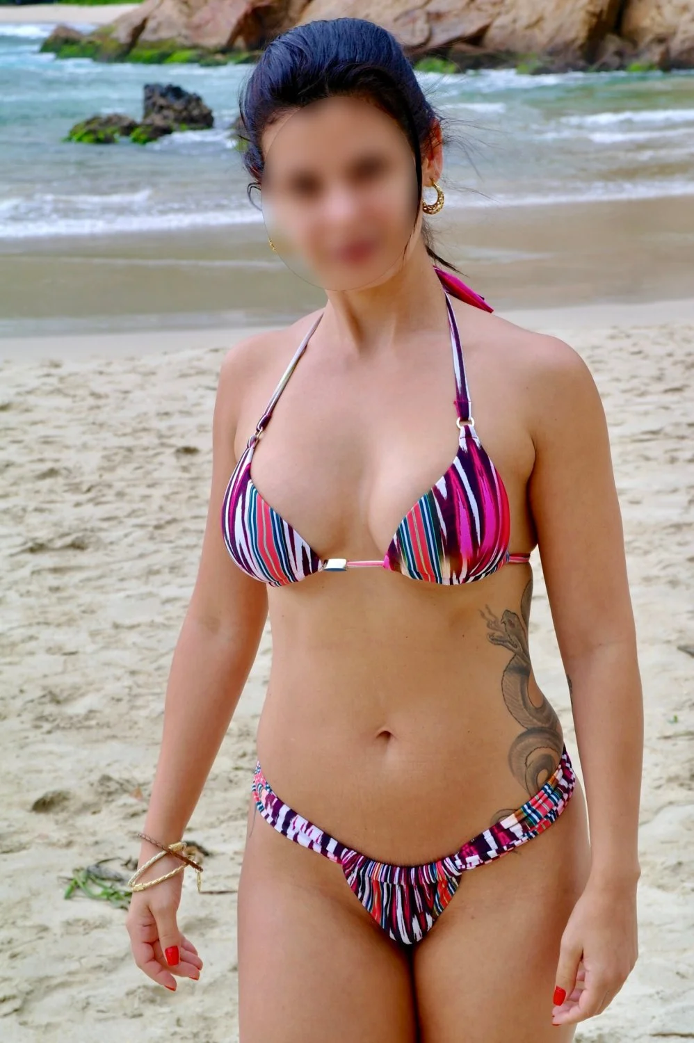 Bikini de puta... as tetas da vadia saltam para fora de tão pequeno e o rabo inteiro à mostra!!! image 5