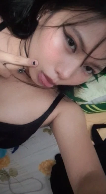 Lucy 19f Asian webslut image 4