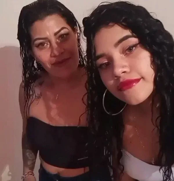Mãe e filha na putaria image 1