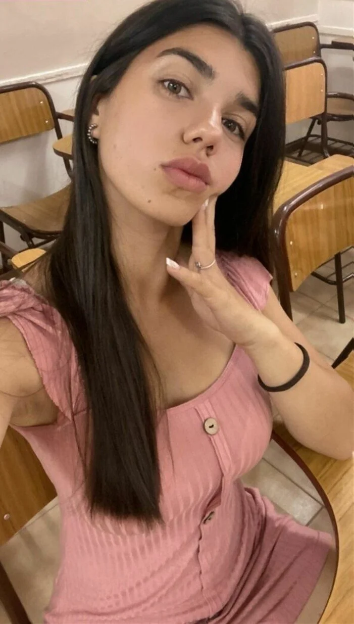 Profesora argentina tiene tetas enormes image 1