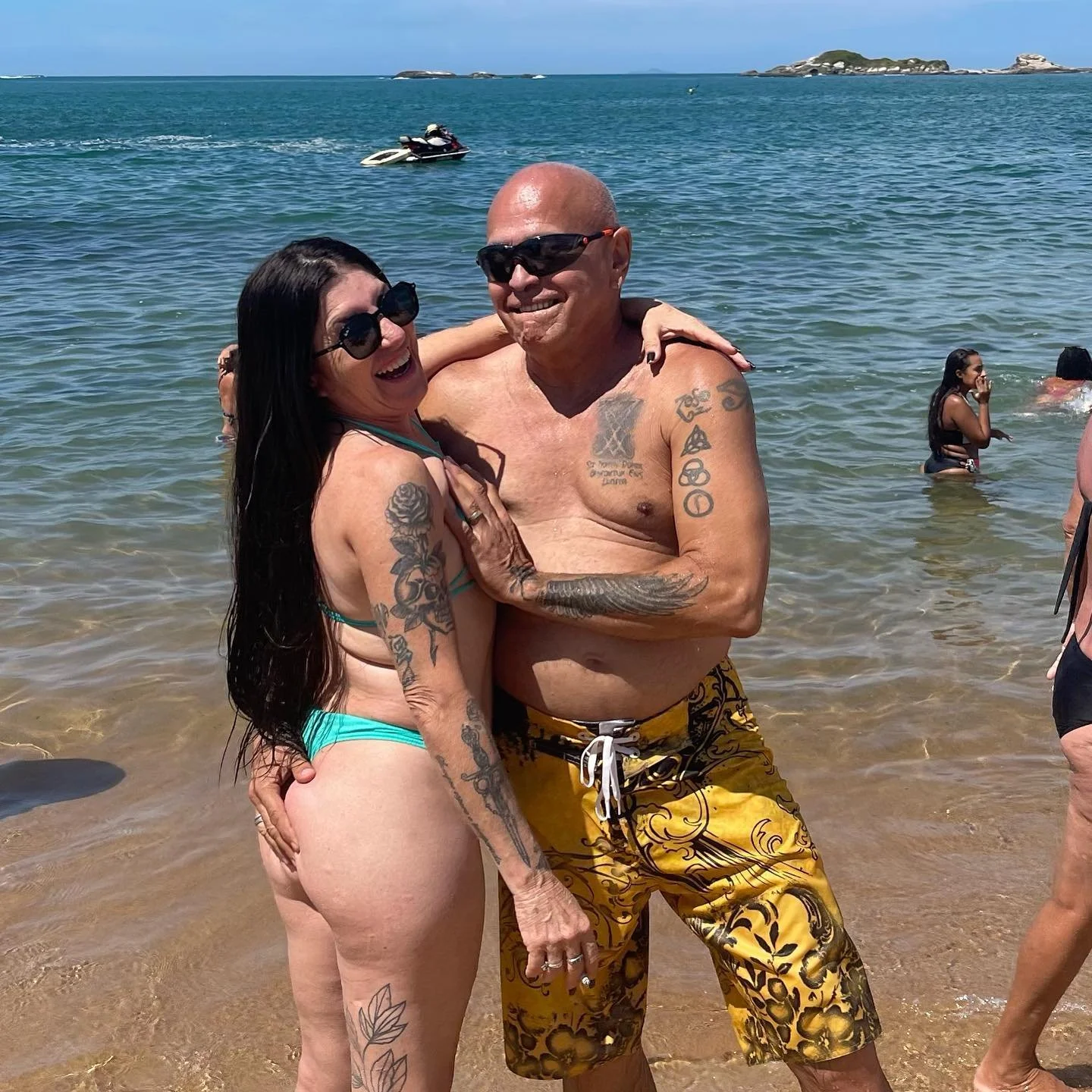Corno mostrando o cuzão gostoso da sua puta. image 9
