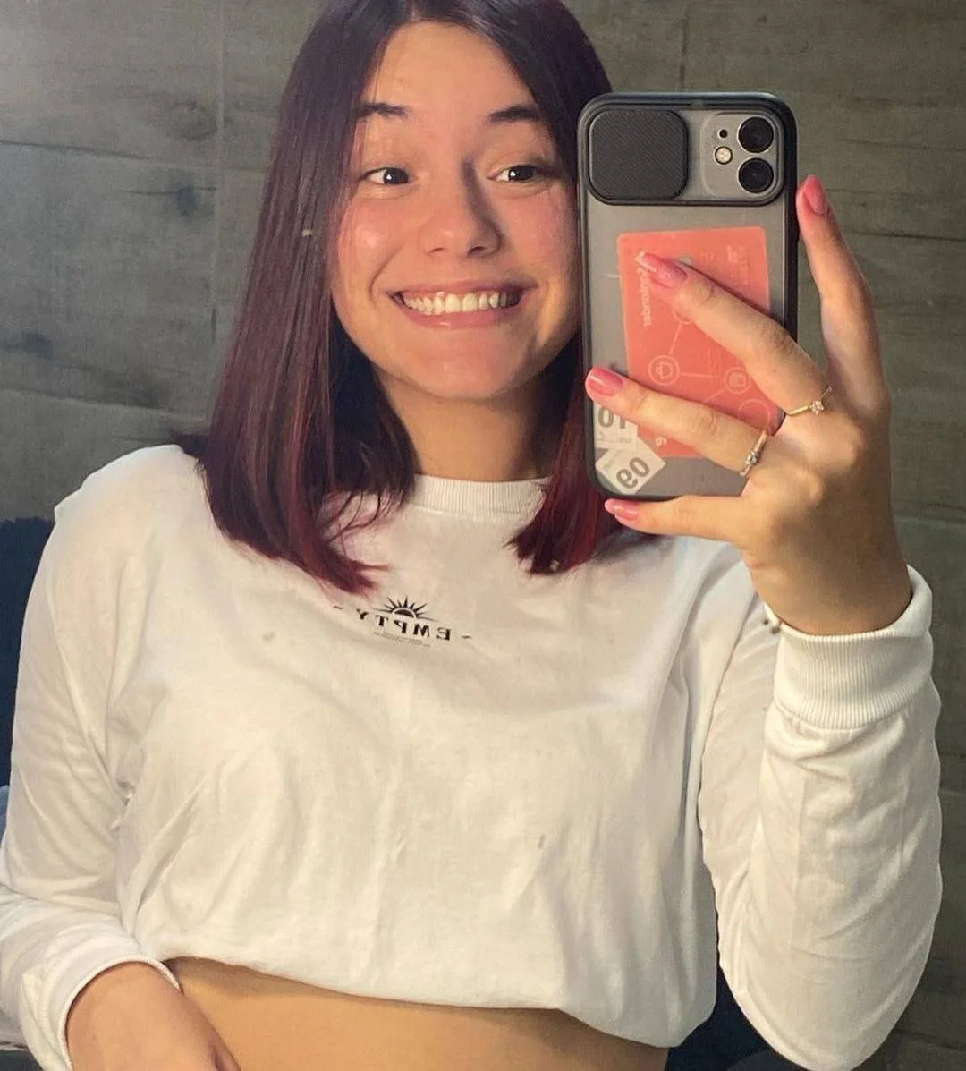 Ruivinha se acabando na siririca e filmando tudo main image