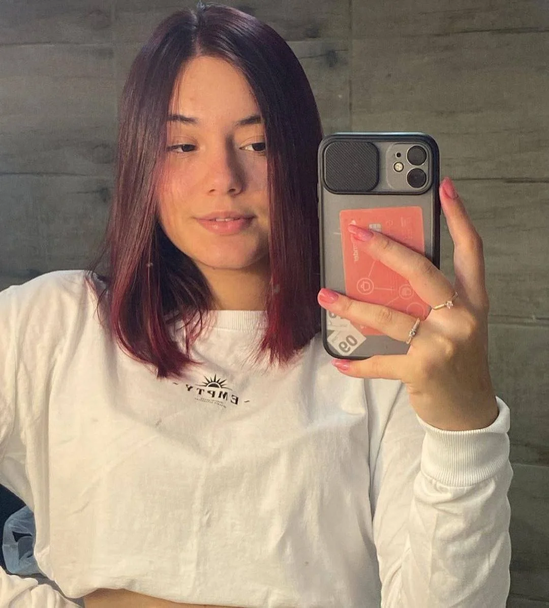 Ruivinha se acabando na siririca e filmando tudo image 2