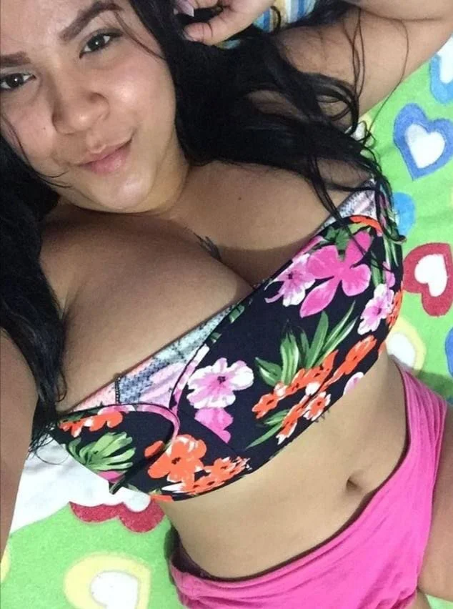 Giss muestra sus tetas enormes en sus reals image 2