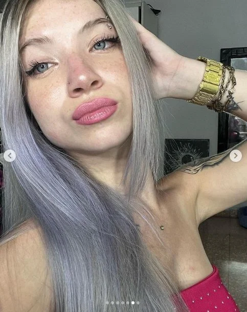 Novinha loirinha safada com tatuagem de fuzil marmitinha image 4