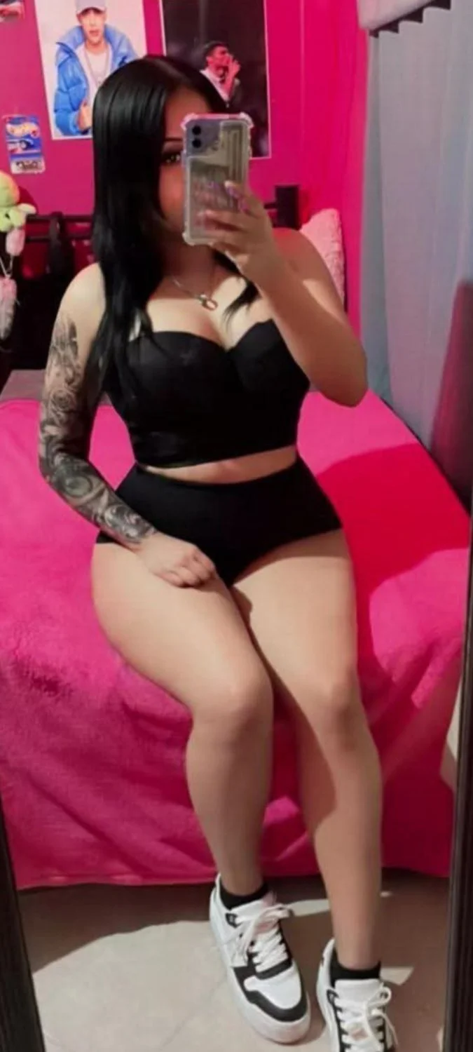 Puta sabrosa sexy piernas y tetas ricas image 5