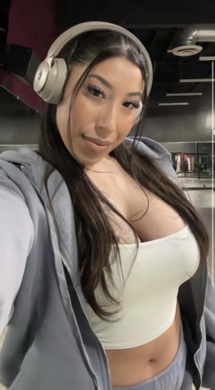 Sexy Big Titty SoCal Latina fitness baddie Leslie is a muscle mami who deserves cum image 12