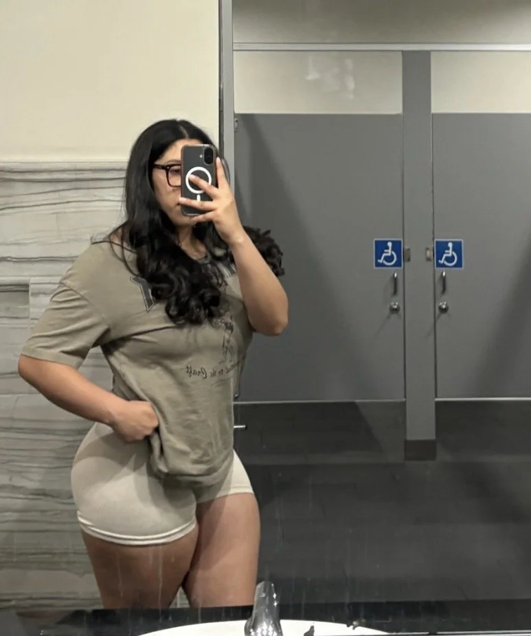 Sexy Big Titty SoCal Latina fitness baddie Leslie is a muscle mami who deserves cum image 4