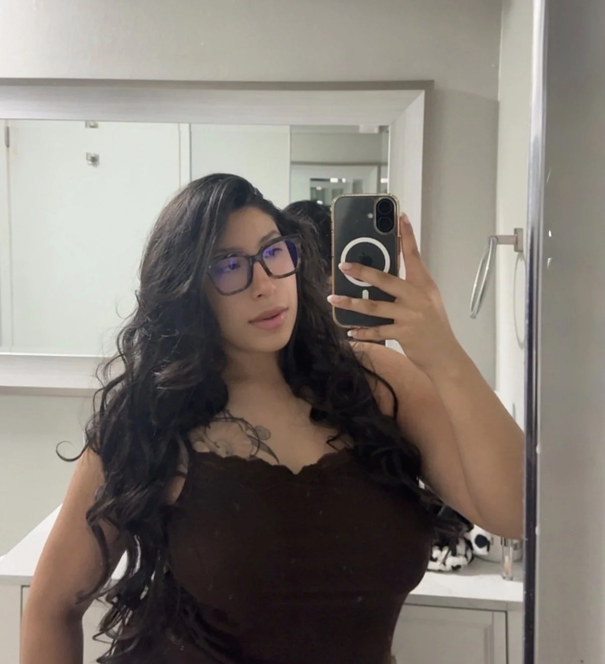 Sexy Big Titty SoCal Latina fitness baddie Leslie is a muscle mami who deserves cum image 5