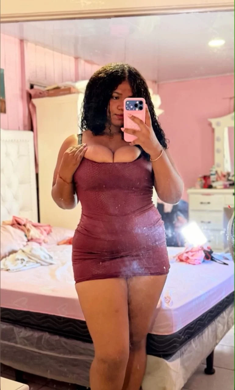Una morena tetona image 1