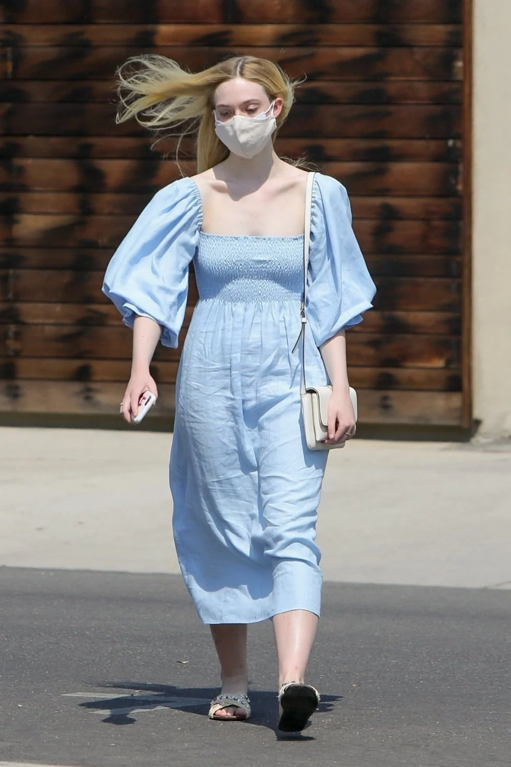 Elle-Fanning-Feet-4992381 image 17