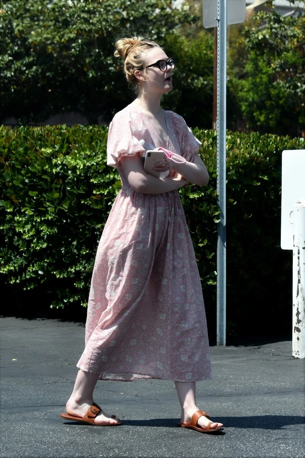 Elle-Fanning-Feet-4992381 image 2