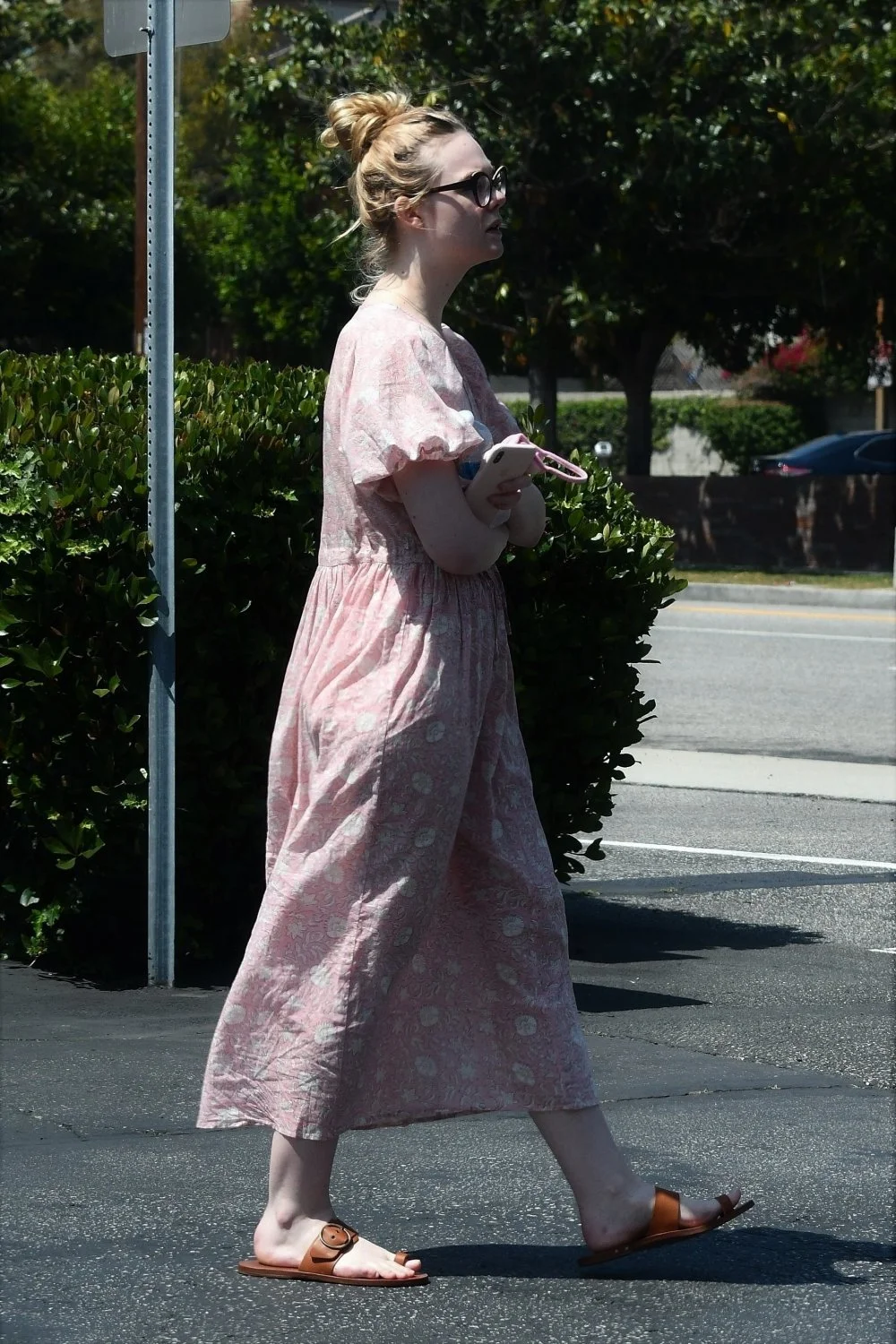 Elle-Fanning-Feet-4992381 image 3