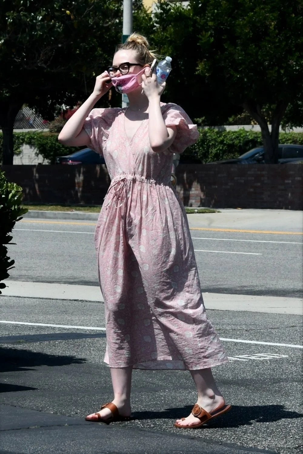 Elle-Fanning-Feet-4992381 image 4