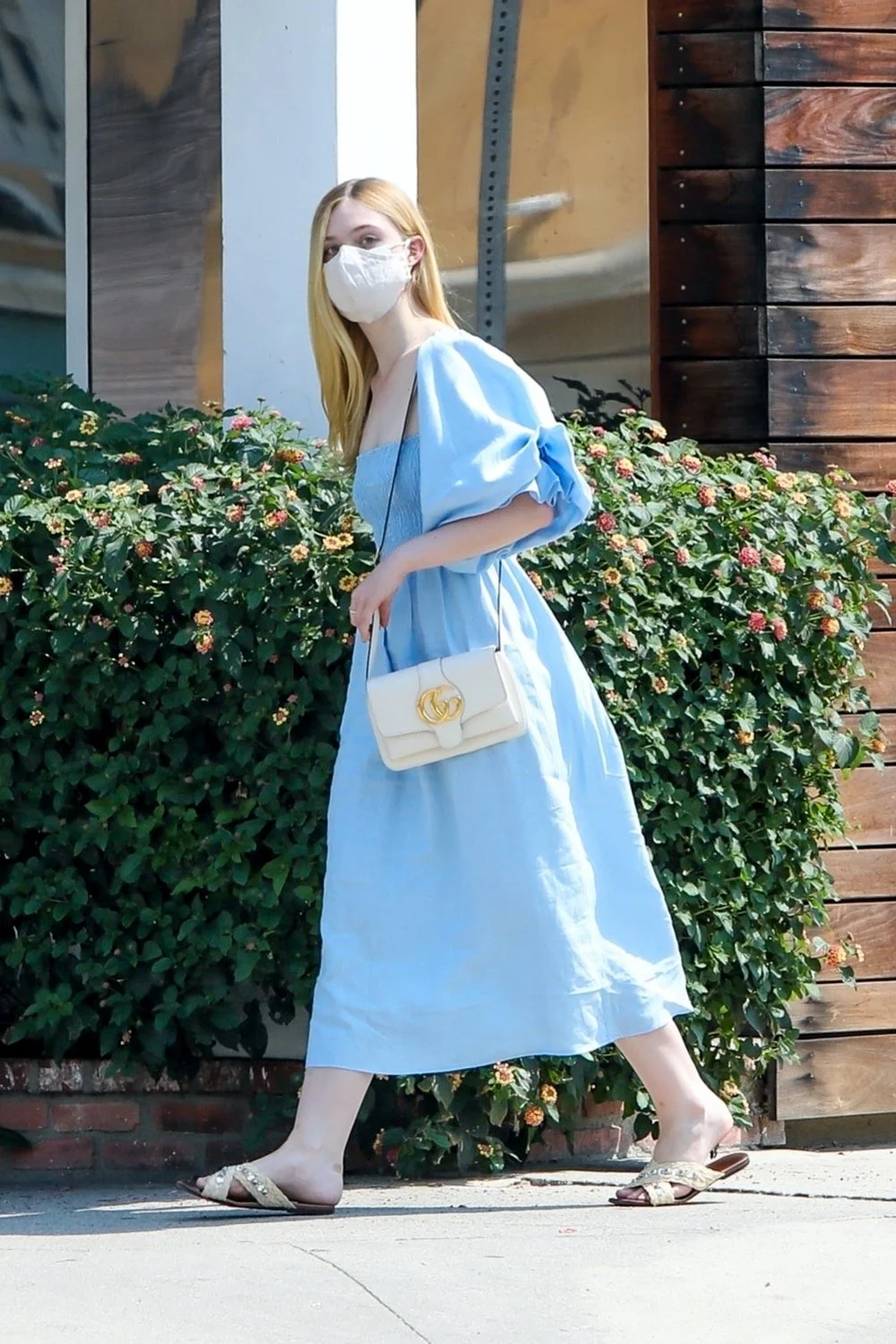 Elle-Fanning-Feet-4992381 image 5