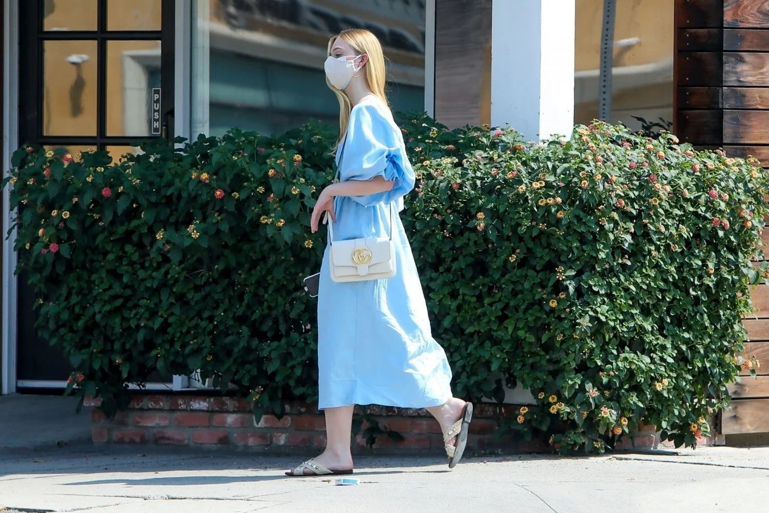Elle-Fanning-Feet-4992381 image 9