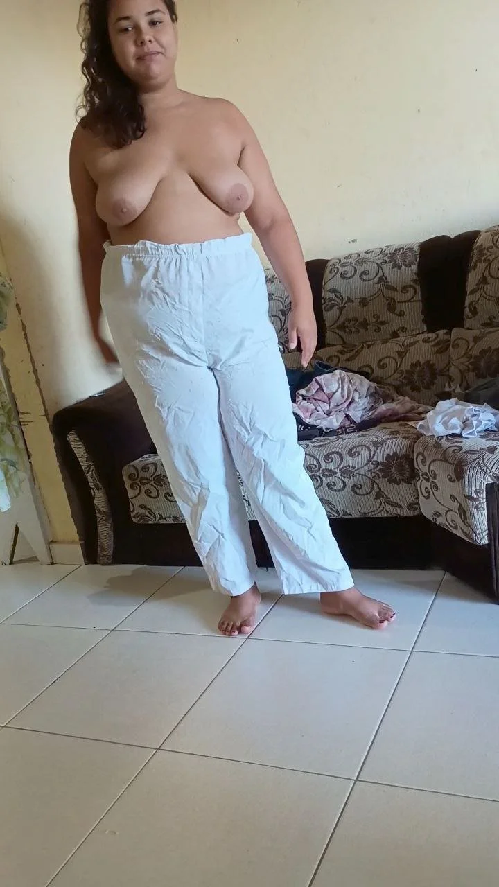 Gordelicia Peituda mamando vazada pelo marido DM image 5
