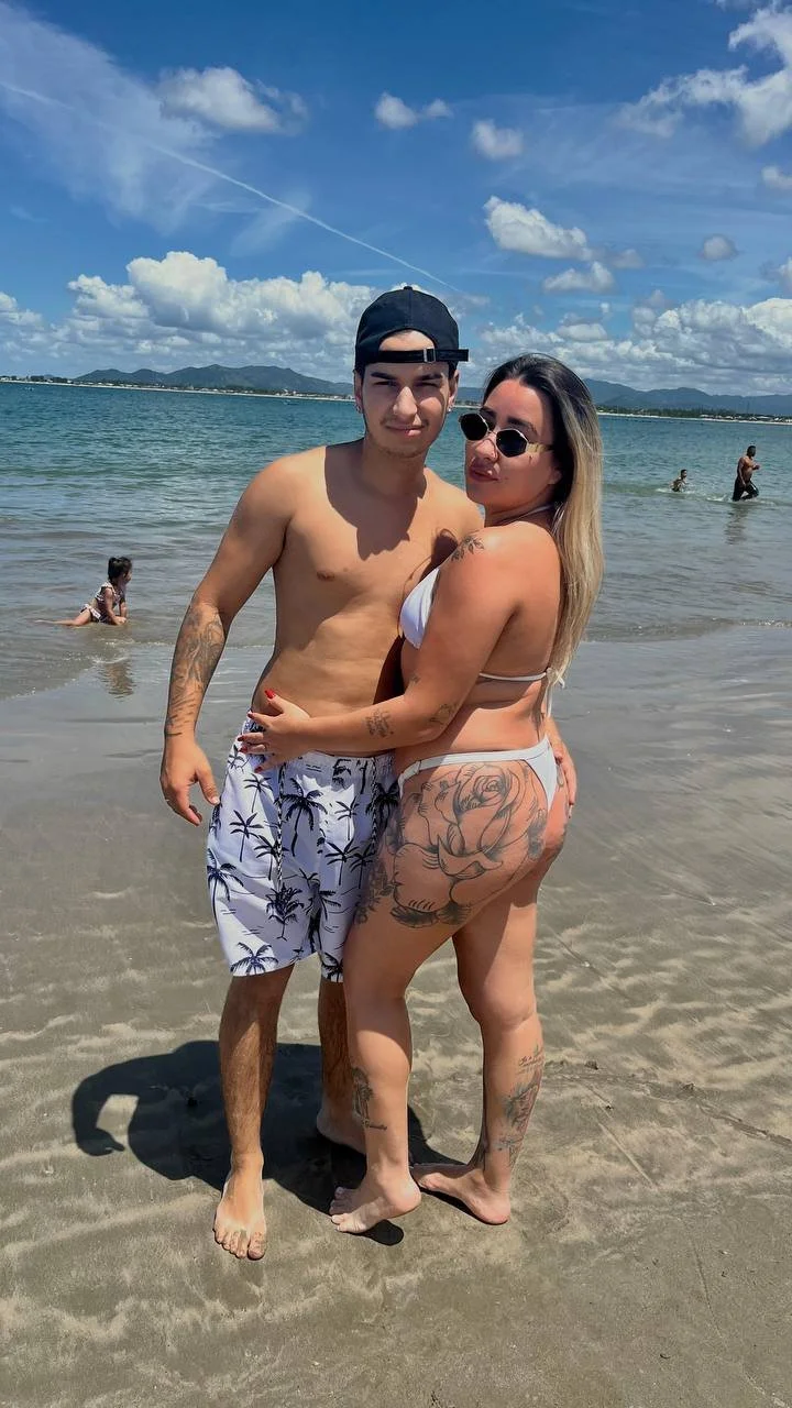 Amador Loira Da Bunda Tatuada Com Plug e Namorado image 1
