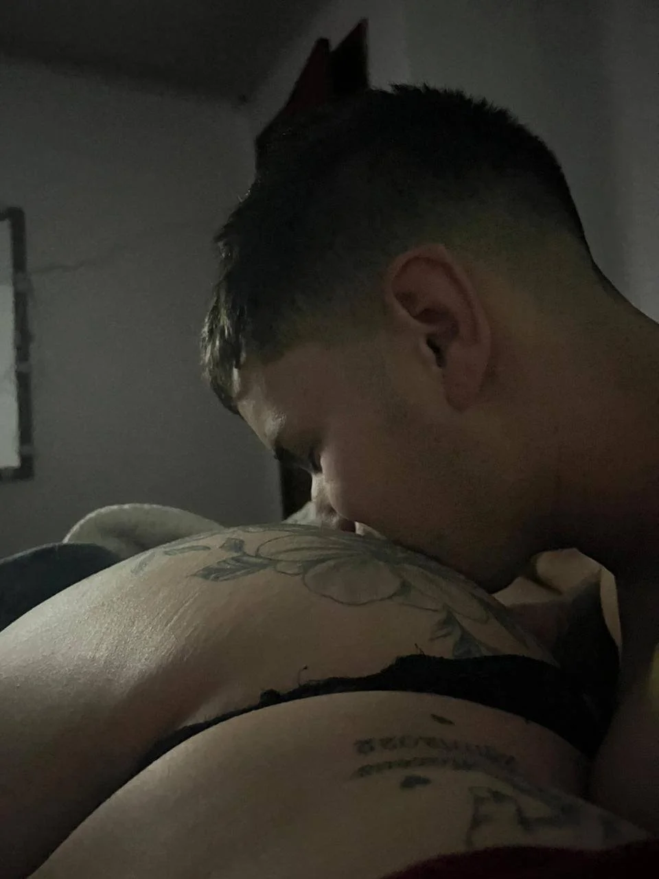 Amador Loira Da Bunda Tatuada Com Plug e Namorado image 2