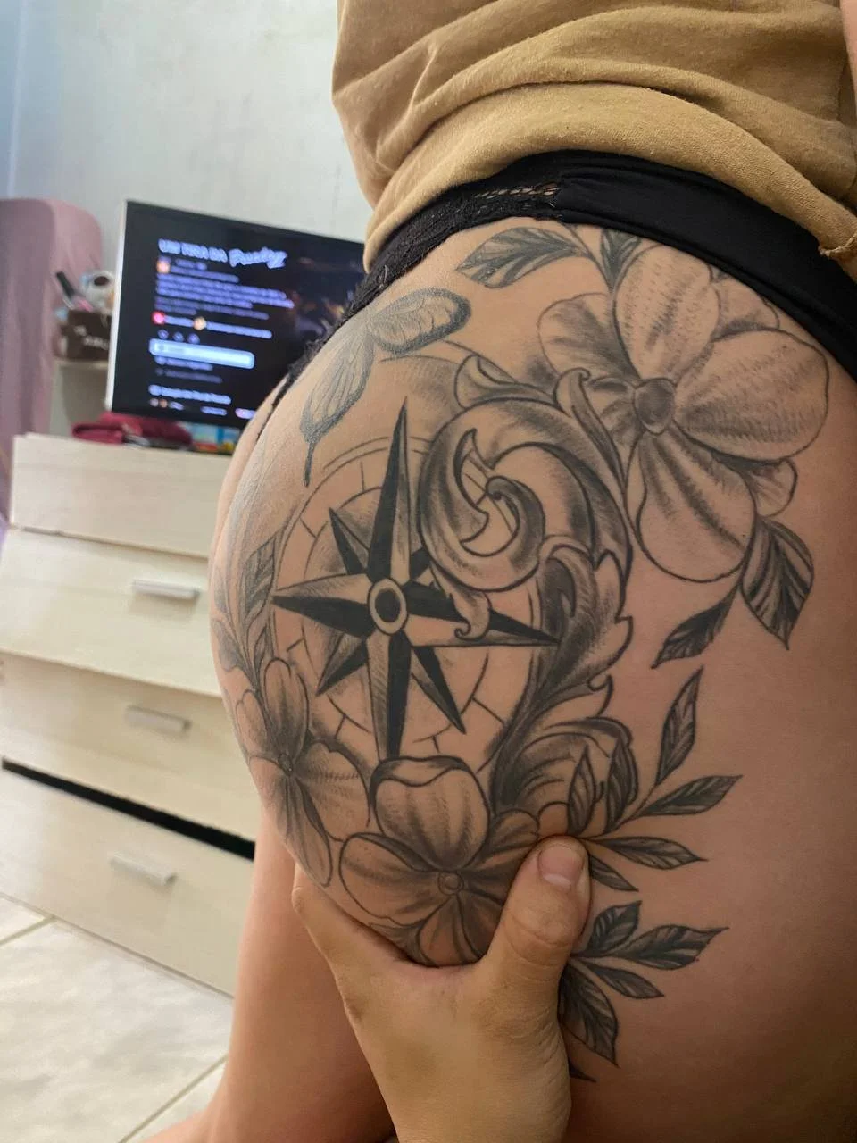 Amador Loira Da Bunda Tatuada Com Plug e Namorado image 3
