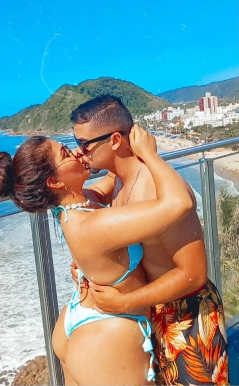Morena Rabuda, corninho posta foto abrindo o cuzão dela, deve estar querendo chifre image 25