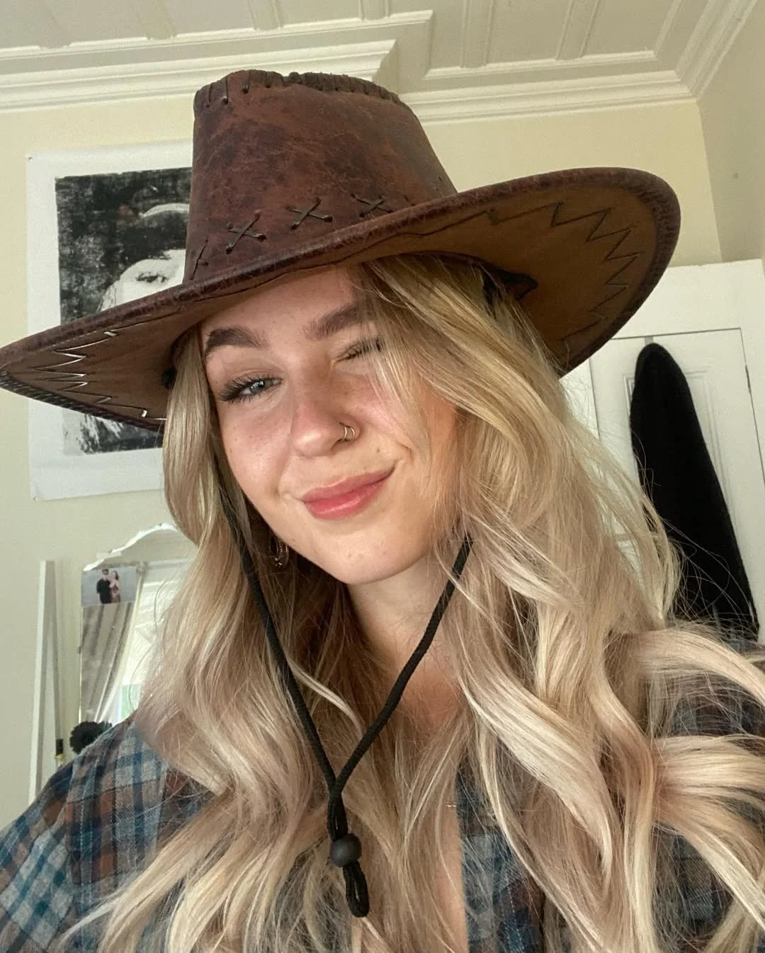 Blonde bombshell Tessa image 10