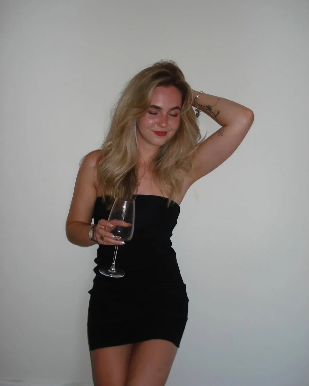 Blonde bombshell Tessa image 7