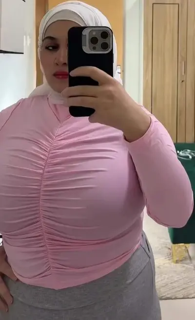 Uma árabe síria que tem lindos peitos grandes 🍼 cover image