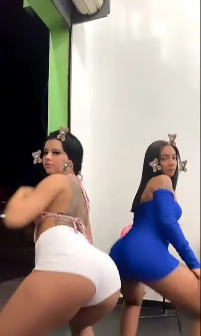 Amigas gostosas rebolando em live - Live Instagram cover image