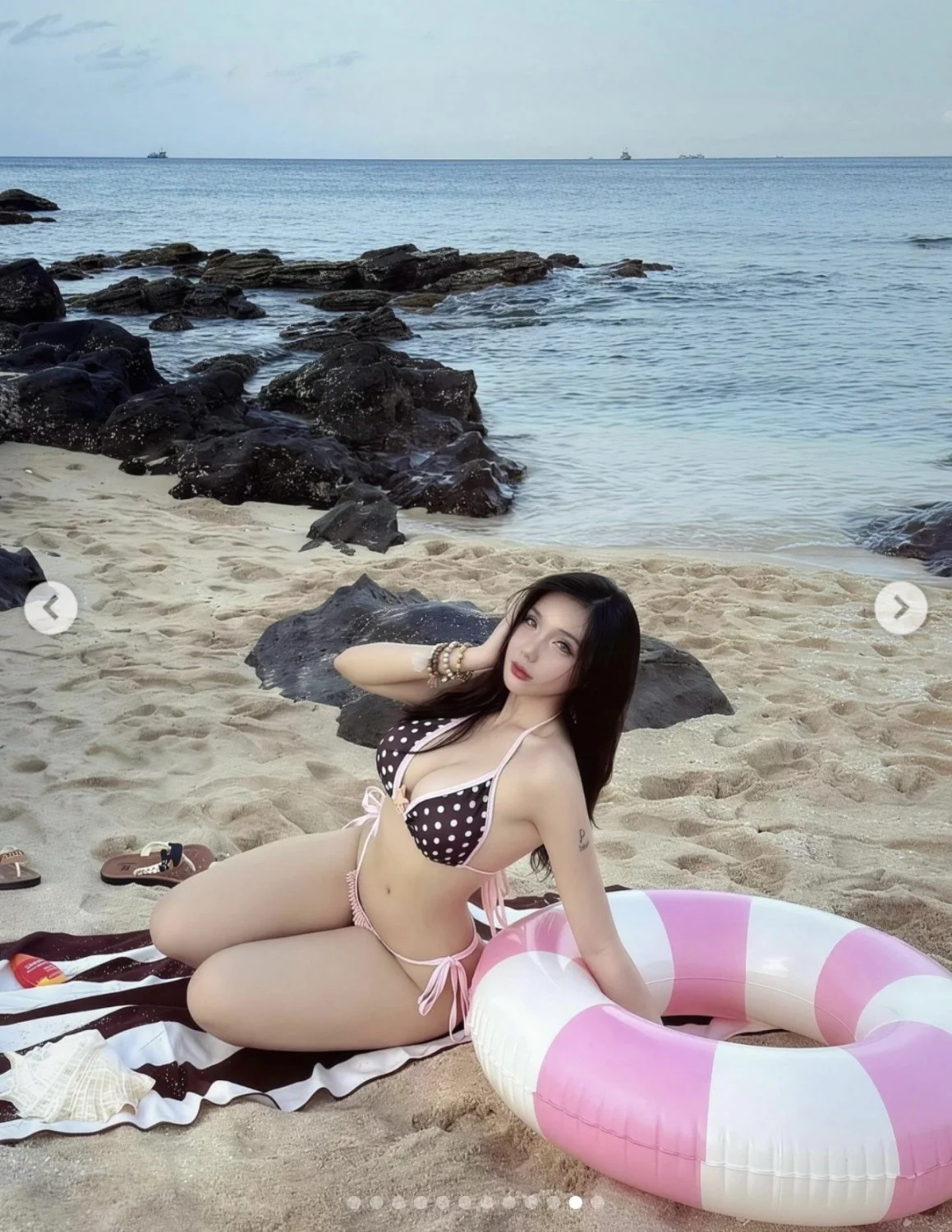Con đĩ gia khang cứ mặc bikini là auto nứng cặc image 10
